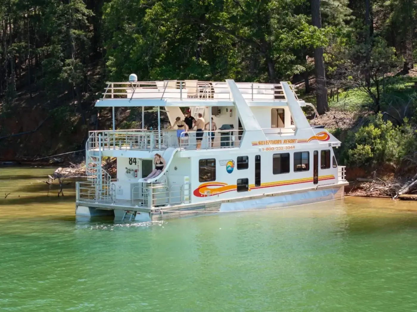 Queen houseboat at Silverthorn Resort on Shasta Lake