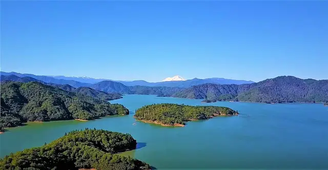Aerial view of Shasta Lake with forested islands and Mount Shasta on the horizon — a California alternative to Lake Powell